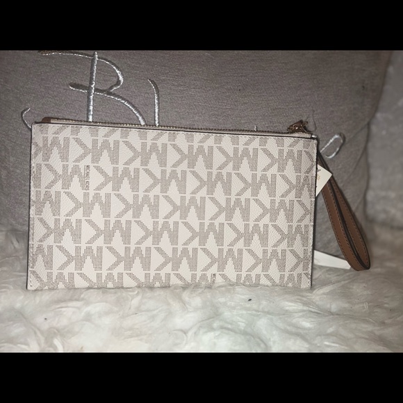 It was a birthday gift & I don’t use purses - Picture 6 of 6